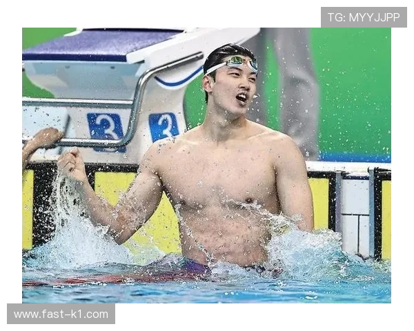 汪顺训练间喝水都像奢侈品，这日子谁扛得住？