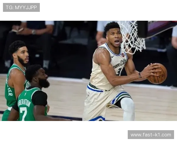 米德尔顿挡拆为字母哥拉开空间提升三分威胁